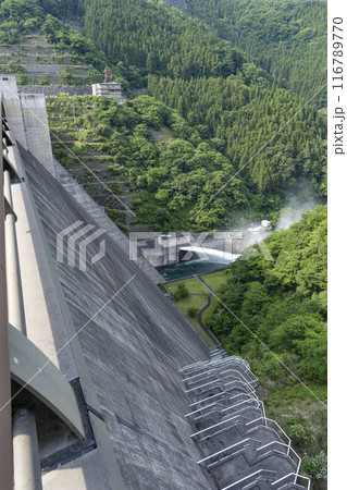 豪快に水を放出する滝沢ダム 豪快に水を放出する滝沢ダム 116789770