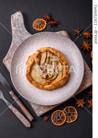 Delicious sweet crispy galettes with fruits and cinnamon 116789941