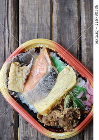 使い捨て容器に入っている持ち帰りの和食弁当 使い捨て容器に入っている持ち帰りの和食弁当 116790386