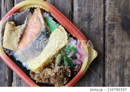 使い捨て容器に入っている持ち帰りの和食弁当 116790387