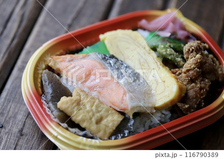 使い捨て容器に入っている持ち帰りの和食弁当 使い捨て容器に入っている持ち帰りの和食弁当 116790389