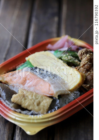 使い捨て容器に入っている持ち帰りの和食弁当 使い捨て容器に入っている持ち帰りの和食弁当 116790392
