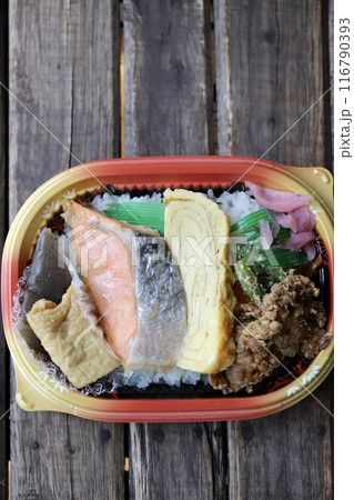 使い捨て容器に入っている持ち帰りの和食弁当 116790393