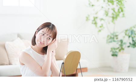 ヘアケアする若い女性 ヘアケアする若い女性 116790552