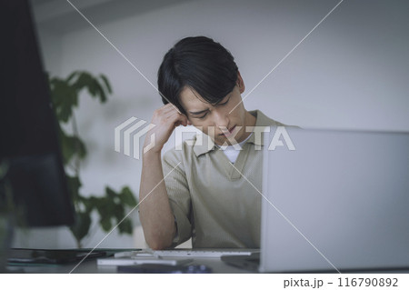 パソコンの前で考え込む若い男性 パソコンの前で考え込む若い男性 116790892