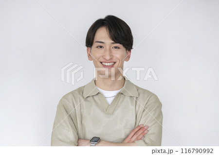 腕組みをしたカメラ目線で笑顔の20代の男性 116790992