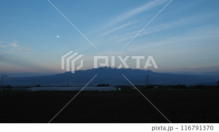 夏、日の出の刻の榛名山 116791370