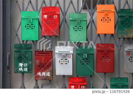 「信箱」と呼ばれる香港の典型的な郵便受けで、香港のアパートでよく見られる 「信箱」と呼ばれる香港の典型的な郵便受けで、香港のアパートでよく見られる 116791426