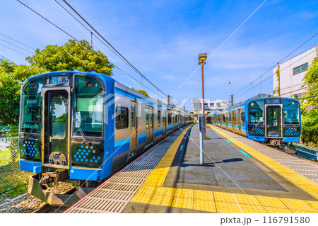 日本の寒川都市景観 JR相模線 倉見駅や電車。左は後部車両橋本行き、右は茅ケ崎行き=令和6年7月 日本の寒川都市景観 JR相模線 倉見駅や電車。左は後部車両橋本行き、右は茅ケ崎行き=令和6年7月 116791580