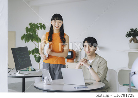 カメラ目線の若い男女 IT スタートアップ ベンチャー企業 イメージ カメラ目線の若い男女 IT スタートアップ ベンチャー企業 イメージ 116791729
