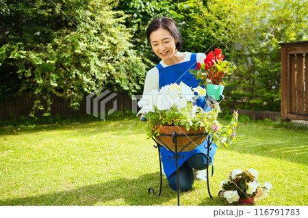寄せ植えをする笑顔のミドル女性 116791783
