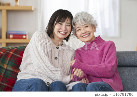 カメラ目線で笑顔のシニア女性と若い女性　 116791796