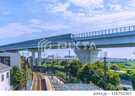 日本の寒川都市景観　JR相模線　倉見駅。目の前に新幹線が走る。圏央道も＝令和6年7月21日 116792065