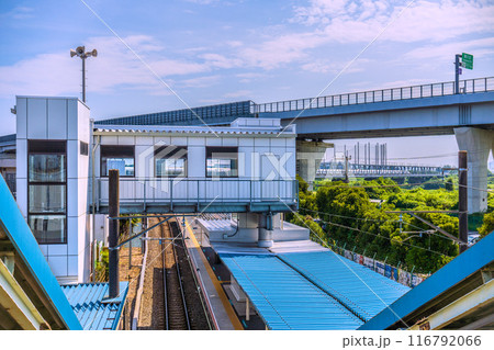 日本の寒川都市景観 JR相模線 倉見駅。目の前に新幹線が走る。圏央道も=令和6年7月21日 日本の寒川都市景観 JR相模線 倉見駅。目の前に新幹線が走る。圏央道も=令和6年7月21日 116792066