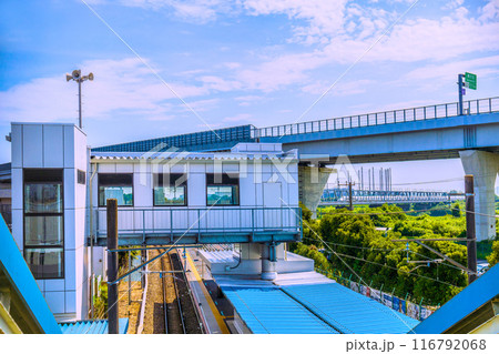 日本の寒川都市景観　JR相模線　倉見駅。目の前に新幹線が走る。圏央道も＝令和6年7月21日 116792068