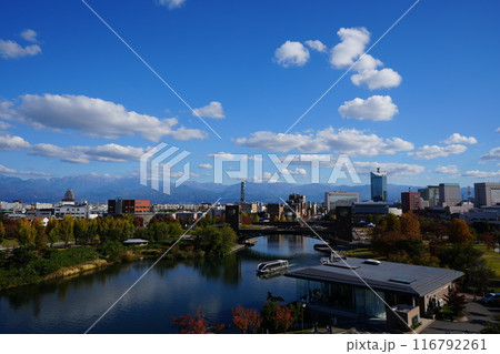 富山県富山市にある富岩運河環水公園と遊覧船 116792261