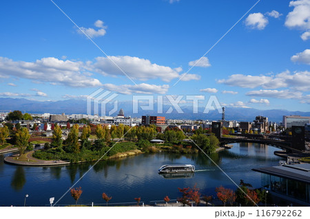 富山県富山市にある富岩運河環水公園と遊覧船 116792262