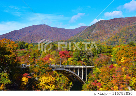 秋　鳴子峡　大深沢橋 116792856