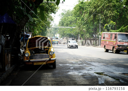 Kolkata Street and Yellow Taxi Waiting for Passenger 116793158