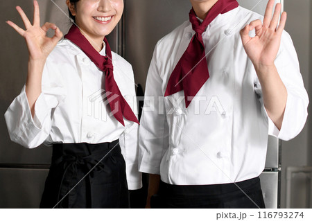 調理場で働く笑顔の飲食業のアジア人の男女 調理場で働く笑顔の飲食業のアジア人の男女 116793274