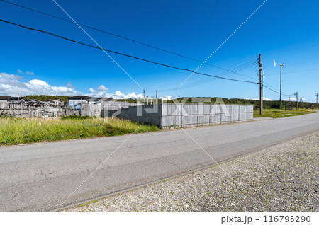 【青森県津軽地方】津軽の海浜集落の景観。木柵はカッチョと呼ばれる防雪柵 116793290