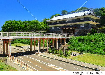 【石川県】快晴の金沢城の鼠多門と鼠多門橋 116793613