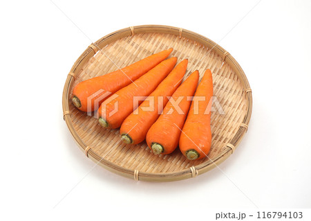 ザルに盛られたニンジン ザルに盛られたニンジン 116794103