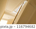 天窓から差し込む日差 / 階段のある内装 116794682