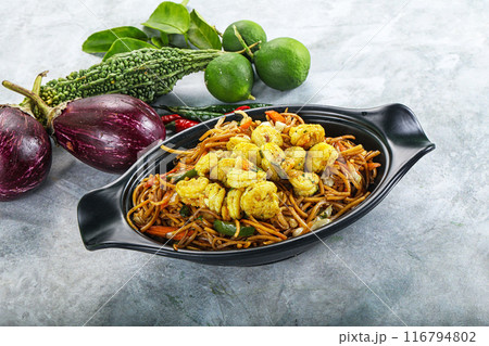 Stir fried noodles with prawn 116794802