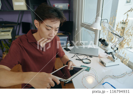 Master Repairing Screen Of Tablet 116794931