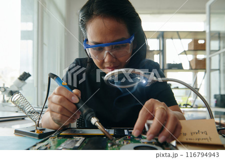 Master Soldering The Board Of Laptop 116794943