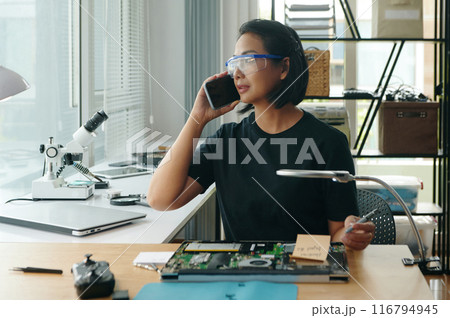 Repair Worker Talking To Client About Repair 116794945