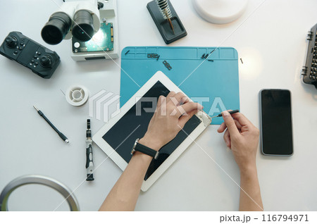 Master Fixing Screen On Digital Tablet 116794971