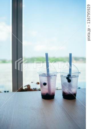 青空が見えるカフェと二つのブルーベリージュース 116795929