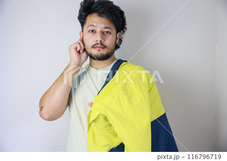 黄色い作業服を肩にかける男性 黄色い作業服を肩にかける男性 116796719
