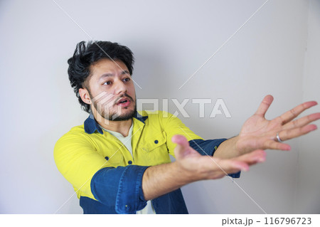 驚いた理解できない表情の男性 驚いた理解できない表情の男性 116796723