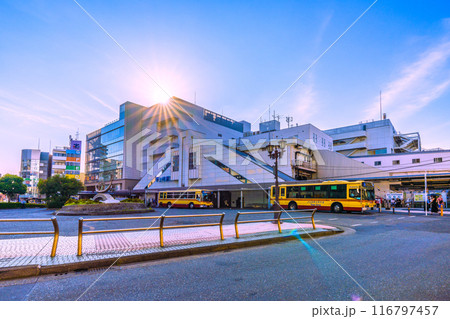 日本の茅ヶ崎都市景観 東海道本線と相模線の2路線が乗り入れている茅ケ崎駅（南口）＝令和6年7月21日 116797457