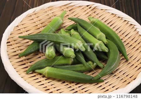 ザルに盛られた新鮮なオクラ 116798148