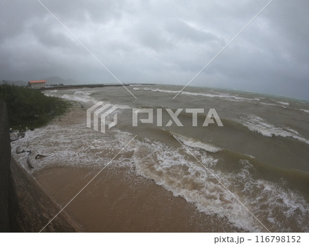 沖縄の台風、旅行が台無し 116798152