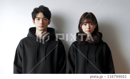 黒いパーカーを着た若い男性と女性 116799081