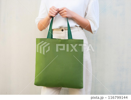 広告用の空白スペース。モスグリーンのトートバッグを持つ女性。モックアップ 広告用の空白スペース。モスグリーンのトートバッグを持つ女性。モックアップ 116799144