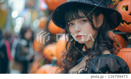 ハロウィーンのコスプレをした黒いドレスの日本人女性 ハロウィーンのコスプレをした黒いドレスの日本人女性 116799473