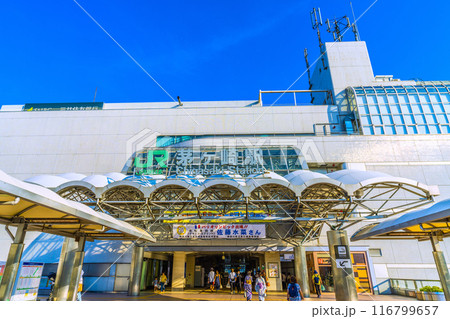 日本の茅ヶ崎都市景観 東海道本線と相模線の2路線が乗り入れている茅ケ崎駅（北口）＝令和6年7月21日 116799657