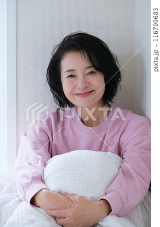 爽やかな朝を迎えたミドル女性 116799683