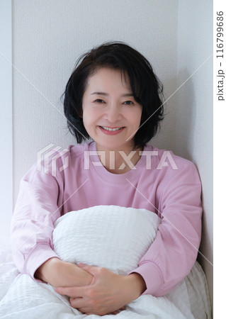 爽やかな朝を迎えたミドル女性 116799686