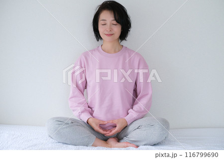 瞑想して心を整えるミドル女性 瞑想して心を整えるミドル女性 116799690