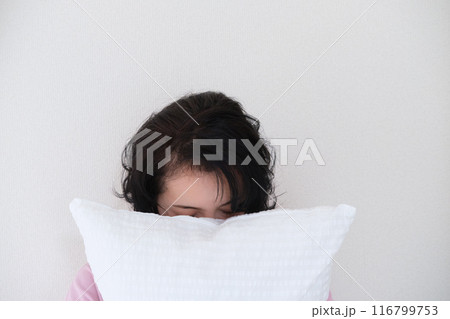 枕を抱えて心を体を整えるミドル女性 116799753