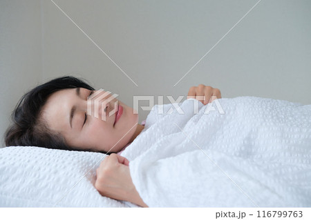 昼寝で心と体を整えるミドル女性 昼寝で心と体を整えるミドル女性 116799763