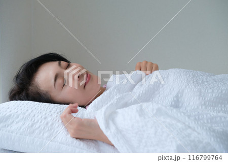 昼寝で心と体を整えるミドル女性 昼寝で心と体を整えるミドル女性 116799764