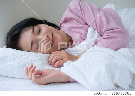昼寝で心と体を整えるミドル女性 116799766